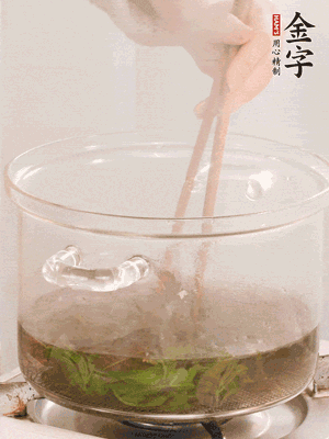 香椿焯水，變色后撈出，切成小段