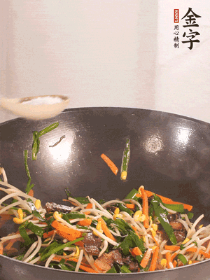 炒合菜：金字醬油肉、綠豆芽、韭菜