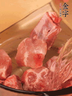 排骨冷水下鍋，加料酒、姜片，煮開(kāi)綽水