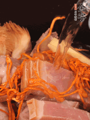 將所有食材一起倒進(jìn)鍋中，加水沒(méi)過(guò)食材，燉煮30分鐘即可