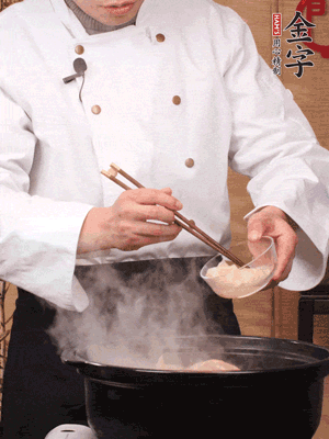 花膠、金湯放入鍋中小火再燉10分鐘