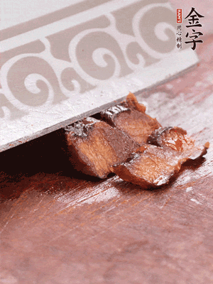 金字醬油肉水煮15分鐘，切薄片
