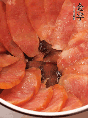 深碗涂抹豬油，頂端鋪枸杞，間隔鋪上香腸、醬油肉片