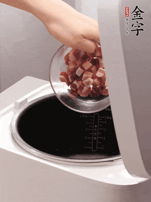 鍋中倒入豬油，油熱后炒熟上海青，給倒少許鹽調(diào)味