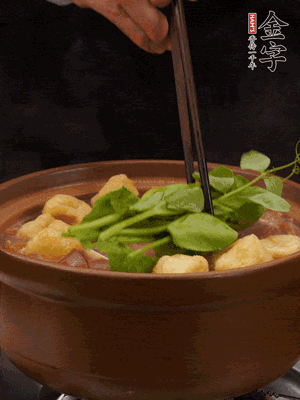 加筒骨煲的經(jīng)典配菜：金字土香腸、油豆腐、千張蓋上蓋子燜一會(huì)兒，耐心等候10分鐘。