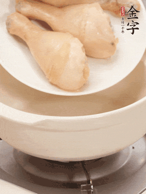 雞腿、火腿、干貝、蒜頭放入砂鍋內(nèi)燉1小時