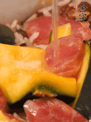 倒入溫開水，水量高出米面一個指節(jié)。