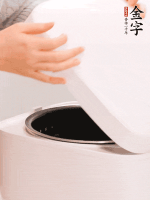 泡發(fā)香菇的水和調(diào)好的醬汁混合在一起，倒入電飯煲中，煮飯。