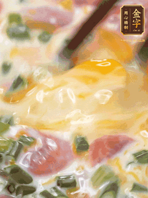 三個全蛋中加適量牛奶、鹽、黑胡椒粉、臘腸、蔥花攪拌均勻