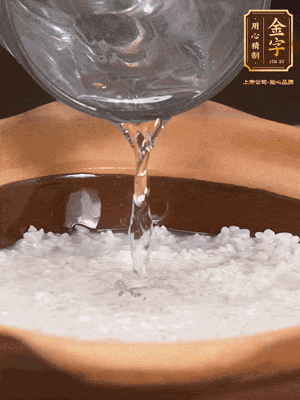 砂鍋底部刷一層油，加入大米和開水，水高1cm,大火燒開后轉(zhuǎn)中火煲5分鐘，到水微收干