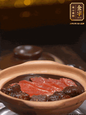 鋪上臘腸和排骨，鍋邊淋一圈油，小火煲10分鐘