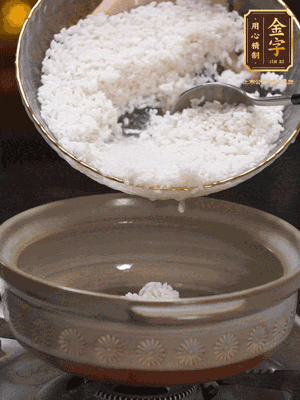 鍋底刷油，倒入米飯，水沒(méi)過(guò)即可，中小火燜10分鐘，戳幾個(gè)洞