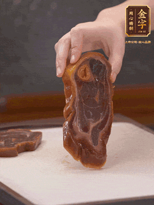 處理節(jié)瓜，刮掉表層的皮和毛，洗凈后去掉瓜蒂，切大塊