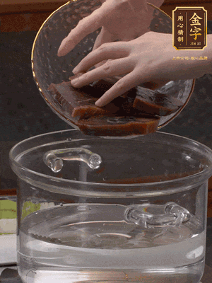 火腿蹄片冷水下鍋，水沸騰后煮5分鐘焯水