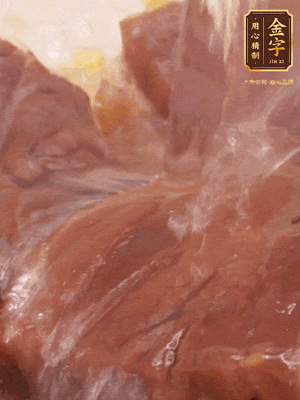 加熱水，2大勺料酒煮20分鐘，再下節(jié)瓜塊煮10分鐘即可