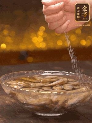 鮮活蟶子反復(fù)沖洗干凈，水中加鹽、芝麻香油浸泡30分鐘吐沙