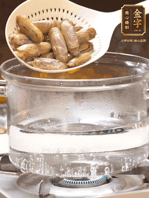 煮一鍋沸水，下蟶子汆燙30秒，撈出浸入冰水，取出蟶子肉