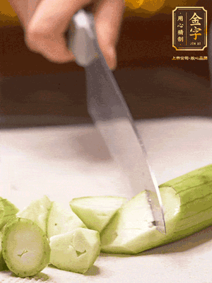 絲瓜去皮，切滾刀塊