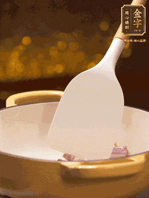 油溫7成熱，下蒜末、咸肉略微煸炒，再下絲瓜