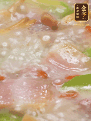 最后下蟶子，一點(diǎn)白胡椒調(diào)味，煮到白色湯汁出來(lái)。撒點(diǎn)枸杞點(diǎn)綴