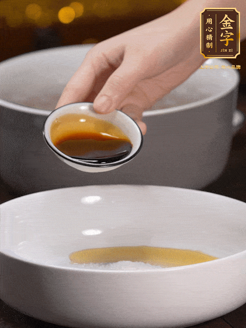 金字鹵牛肉切片，黃瓜切絲