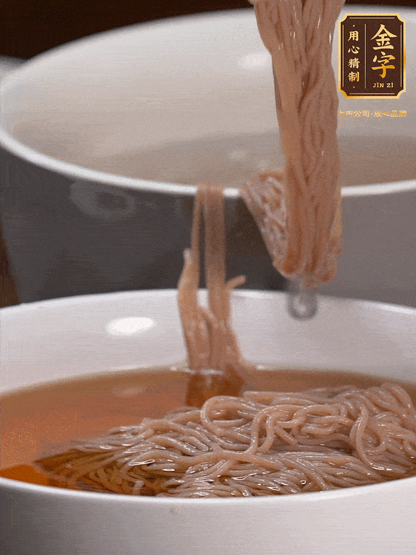 蘋果醋，一點鹽、糖、醬油，兌入涼白開水調(diào)成簡易冷面湯，放水箱冷藏