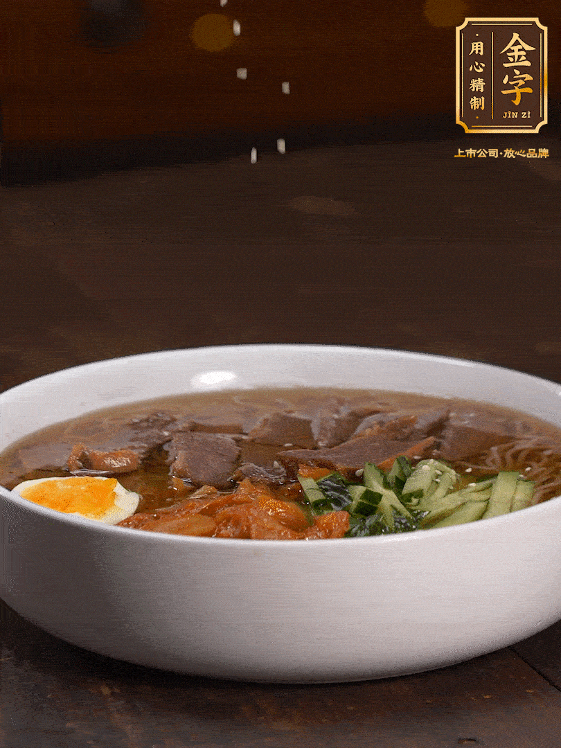 放入冰涼的冷面湯碼上黃瓜絲、泡菜、牛肉、雞蛋，撒點白芝麻