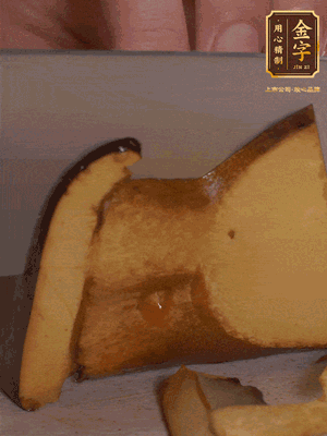 2個(gè)牛肝菌切丁，1個(gè)牛肝菌切片；金字香腸1根切丁，1根切片