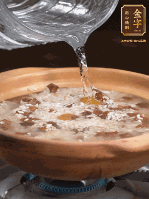 再倒入泡了30分鐘的大米翻拌均勻，加水稍微沒過（米水比例1:1），中火燜煮，到冒大泡，大致5分鐘