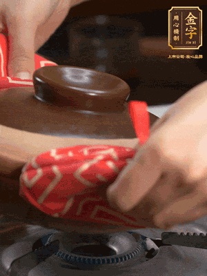 中火調(diào)成小火，鋪上香腸蓋蓋燜5分鐘。不斷轉(zhuǎn)動(dòng)瓦煲，讓側(cè)壁的飯形成飯焦