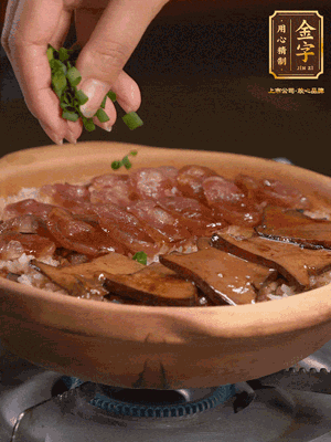 最后鋪上牛肝菌，爭(zhēng)分奪秒地倒上醬汁，撒點(diǎn)小蔥花