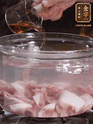 老鴨切塊，鍋里水煮開(kāi)，鴨肉加姜片、料酒焯水
