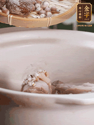 焯好水洗凈的鴨肉、薏米、芡實(shí)、蜜棗+適量水煲1小時(shí)