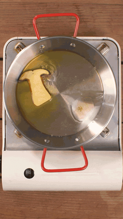 牛肝菌切片，用黃油煎熟