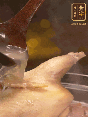 大火燒開后，撇去浮沫。轉(zhuǎn)小火燉2個小時