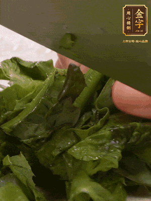 萵筍去皮切丁，萵筍葉切碎