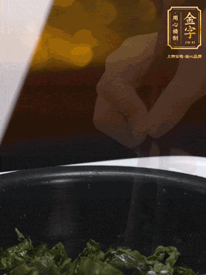 煮飯鍵開(kāi)煮，根據(jù)個(gè)人口味加鹽