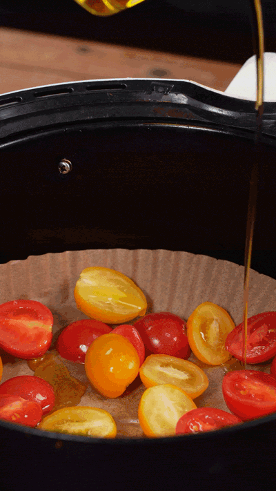 小番茄撒鹽胡椒，空氣炸鍋烤10分鐘至表面變皺