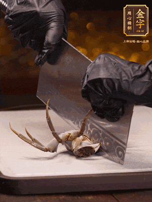 用刷子刷干凈六月黃，一斬二。把蟹蓋、蟹胃拿出來。