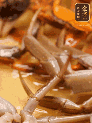 鍋中少油，螃蟹下到鍋中煎一煎