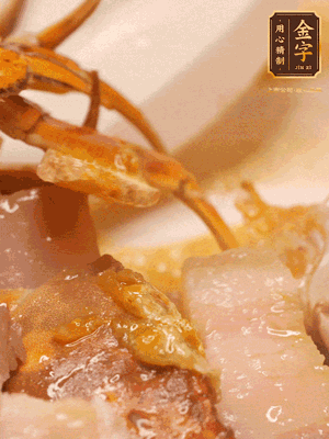 顏色變紅時(shí)，放蔥結(jié)、姜片煸香，再放咸肉、茭白、毛豆翻炒