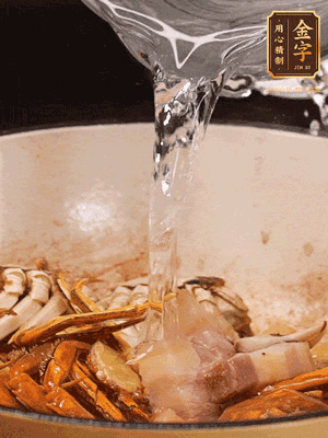 加料酒/花雕酒去腥，加入開水燜10分鐘左右