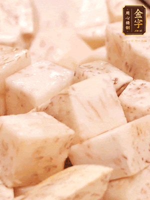 鍋上火下足油，將芋頭炸金黃色至熟