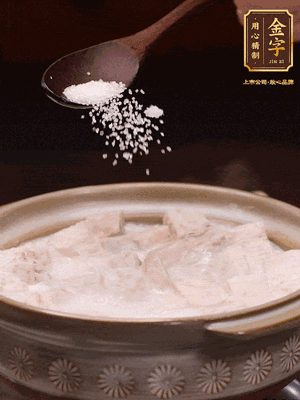 大火后改小火炆8分鐘左右，再加味精、精鹽，繼續(xù)炆至芋頭入味