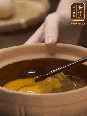 雞蛋打入砂鍋，充分打勻，1.5倍的溫水加一勺鹽，倒入蛋液中，攪拌均勻后用勺子舀去表面浮沫