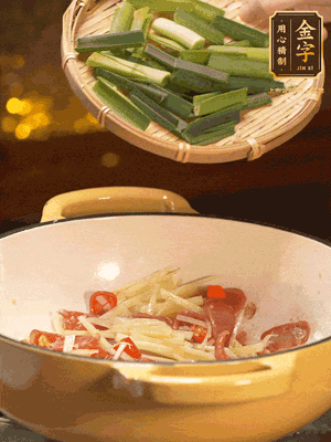 接著放蒜葉，來一點(diǎn)鹽，一點(diǎn)醬油調(diào)味翻勻