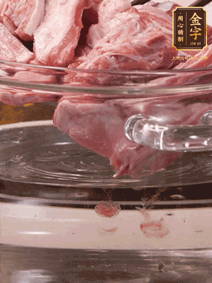 羊排清水洗凈，冷水浸泡30分鐘-2個(gè)小時(shí)，去除血沫。冷水下鍋，小火加熱析出血水后洗凈備用