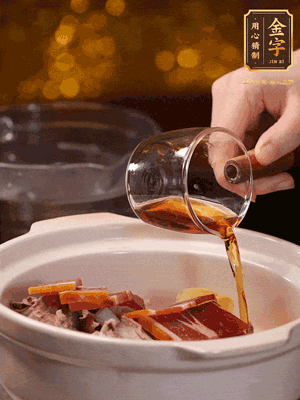 羊排、火腿、姜片一起入砂鍋，大火煮到沸騰