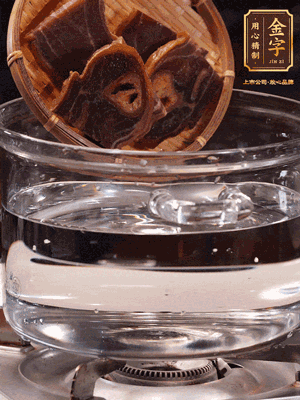 火腿蹄片，冷水下鍋，加蔥姜、料酒焯水