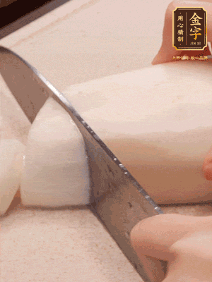 蘿卜削皮，切成滾刀塊